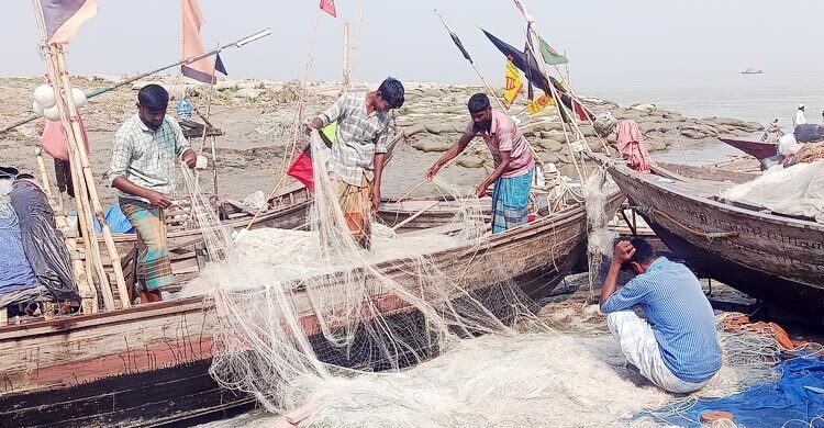 নিষেধাজ্ঞার সময় কিস্তি বন্ধের দাবি কর্মহীন ৩ লাখ জেলের