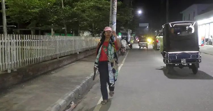 পায়ে হেঁটে ৩১ জেলা ঘুরে সাদিয়া সুলতানা এখন ভোলায়