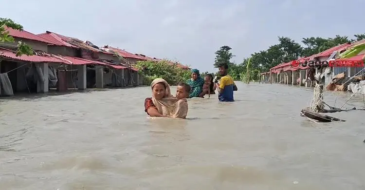 ভোলায় জোয়ারে ঘরের সামনে বুকসমান পানি, সীমাহীন দুর্ভোগ