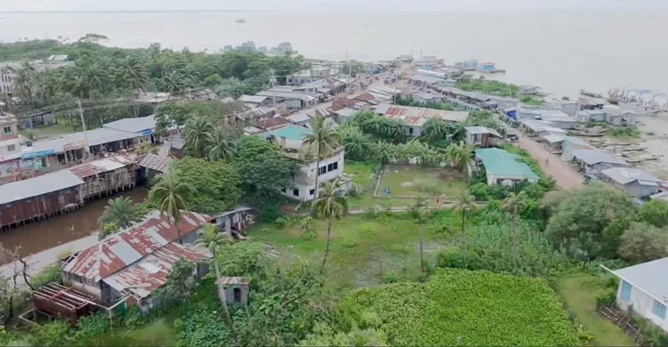 ভোলার মেঘনা নদীর তীর রক্ষা বাঁধে ধস, বন্ধ লঞ্চঘাট