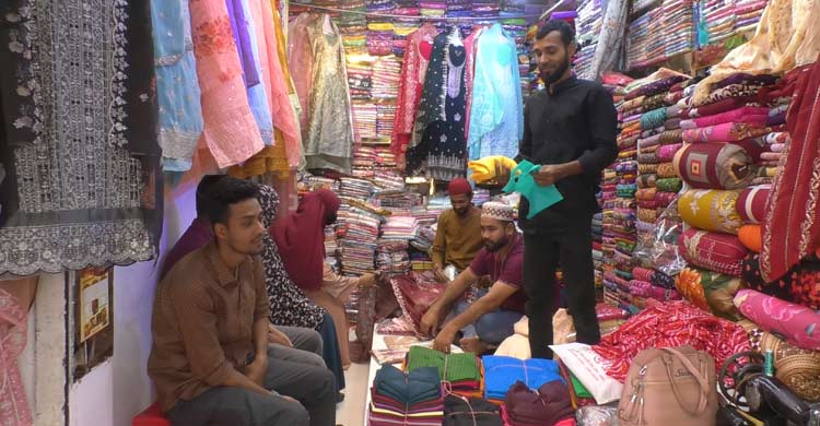 শেষ সময়ে জমজমাট ভোলার ঈদবাজার