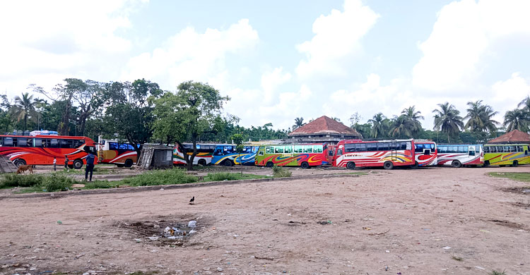 ভোলায় বাস বন্ধ রেখে তৃতীয় দিনের মতো বিক্ষোভ শ্রমিকদের