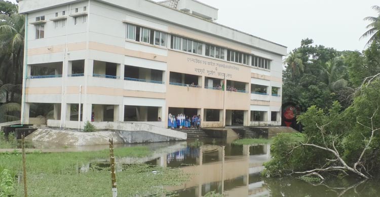 বিদ্যালয়ের চারপাশে পানি, ভেজা কাপড়ে ক্লাস