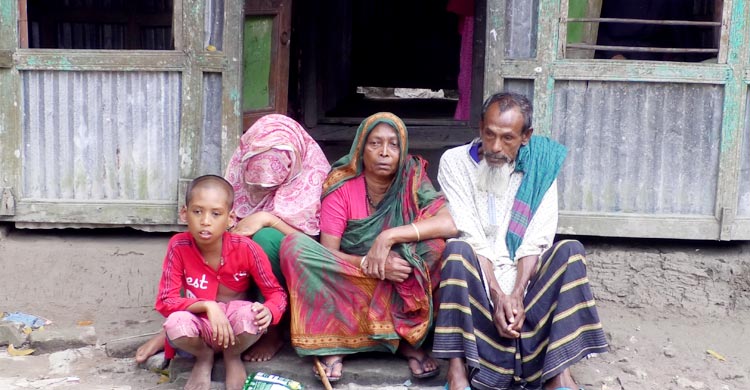 সাগরে মাছ ধরতে গিয়ে ১৫ দিন ধরে নিখোঁজ ভোলার ১৩ জেলে