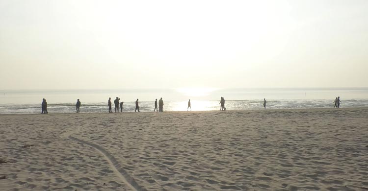 তারুয়া সমুদ্র সৈকতে বাড়ছে পর্যটকদের ভিড়