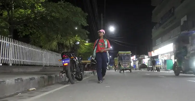 পায়ে হেঁটে ৩১ জেলা ঘুরে সাদিয়া সুলতানা এখন ভোলায়