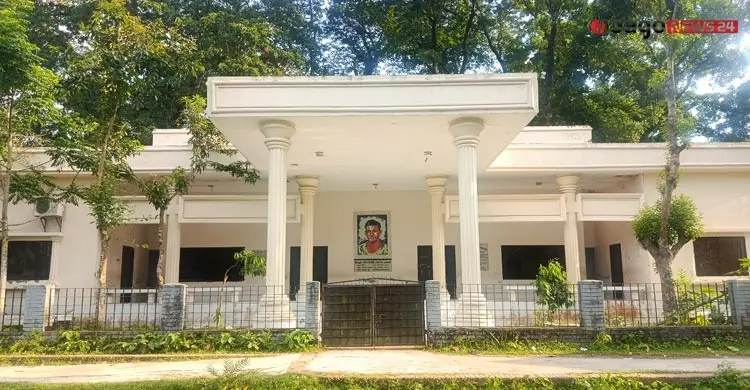 বেশিরভাগ সময় গেটে ঝোলে তালা, আসে না পাঠক