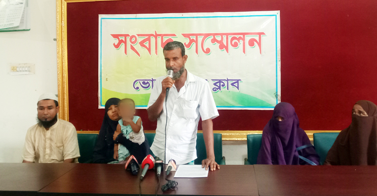 মা ‘হত্যা’র বিচার দাবির সংবাদ সম্মেলনে নানির কোলে শিশু ইয়ামিন