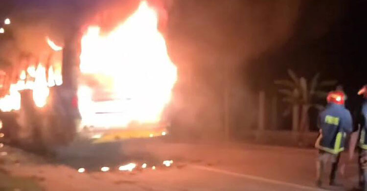 চরফ্যাশনে দাঁড়িয়ে থাকা বাসে আগুন