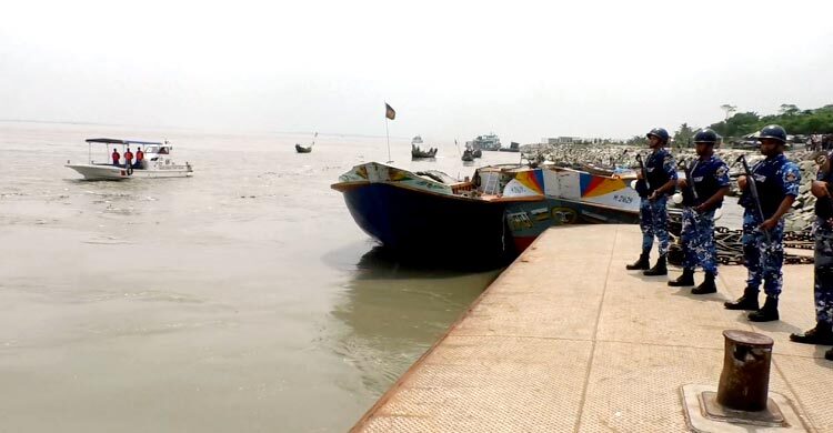 নিষেধাজ্ঞা অমান্য করে যাত্রী পারাপার, ট্রলার-স্পিডবোটসহ আটক ৪