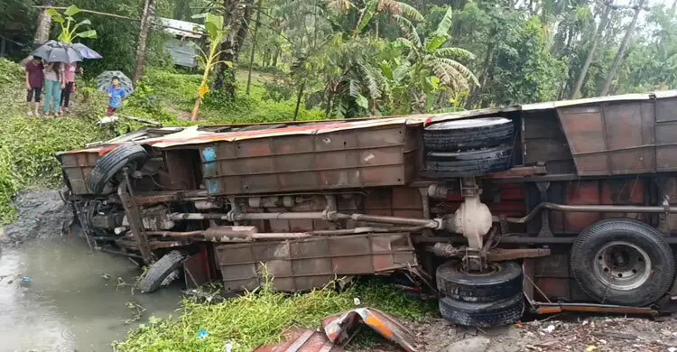 সাইড দিতে গিয়ে খালে পড়লো যাত্রীবাহী বাস