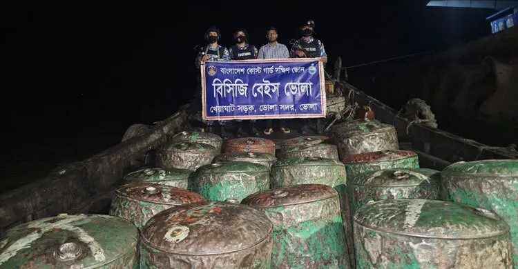 মেঘনায় ট্রলার থেকে সাড়ে ৪ হাজার লিটার পেট্রোল উদ্ধার