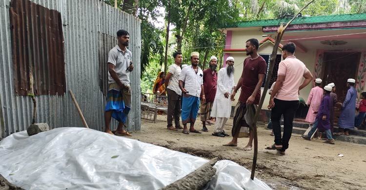 সম্পত্তি নিয়ে ৪ স্ত্রীর সন্তানদের দ্বন্দ্বে আটকে ছিল বাবার দাফন