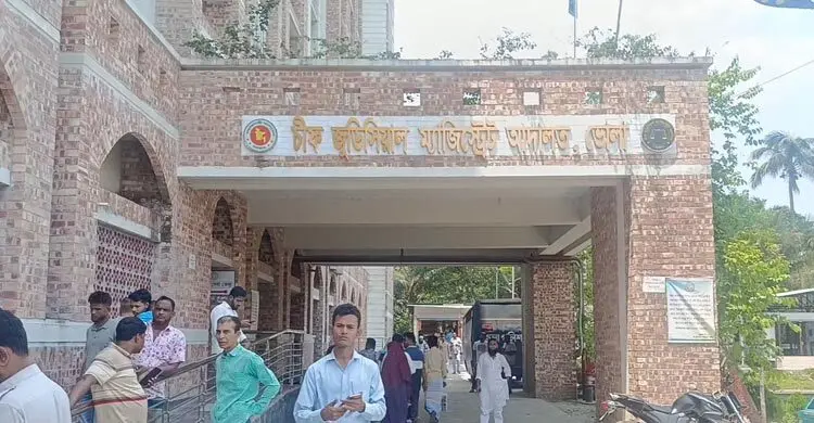 আদালতের এজলাসে দাঁড়িয়ে ‌‘বিষপান’ যৌতুক মামলার বাদীর