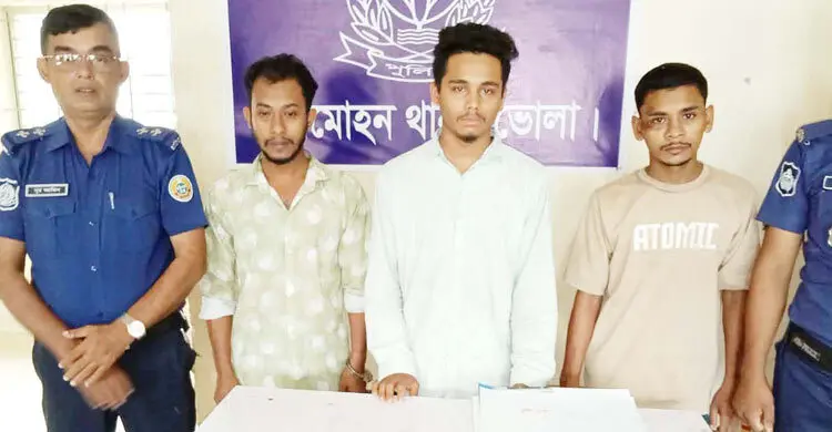 গৃহবধূকে অস্ত্রের মুখে জিম্মি করে ডাকাতি-শ্লীলতাহানি, গ্রেফতার ৩