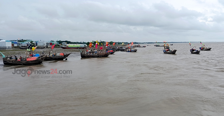 ভরা মৌসুমে সাগর মোহনায় ডাকাত আতঙ্ক, মাছ শিকারে লাগে বিশেষ টোকেন