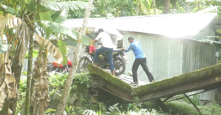 ভোলায় ব্রিজ ভেঙে দুর্ভোগে ১০ হাজার মানুষ