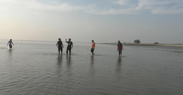 তারুয়া সমুদ্র সৈকতে বাড়ছে পর্যটকদের ভিড়