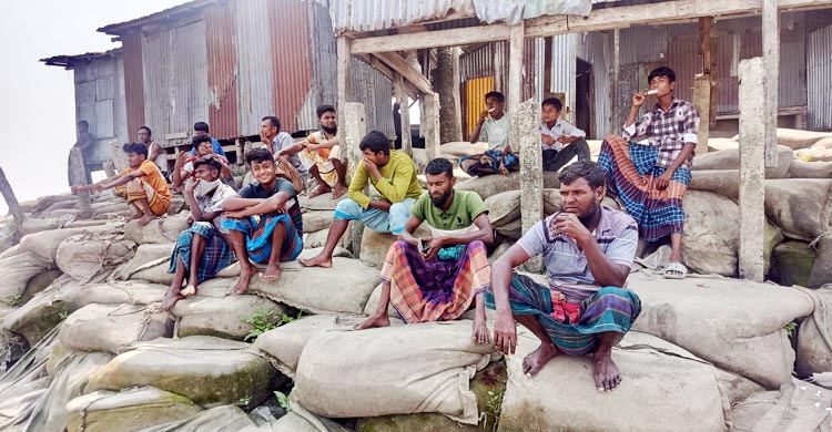 সাত দিনেও জেলেদের ভাগ্যে জোটেনি ভিজিএফের চাল