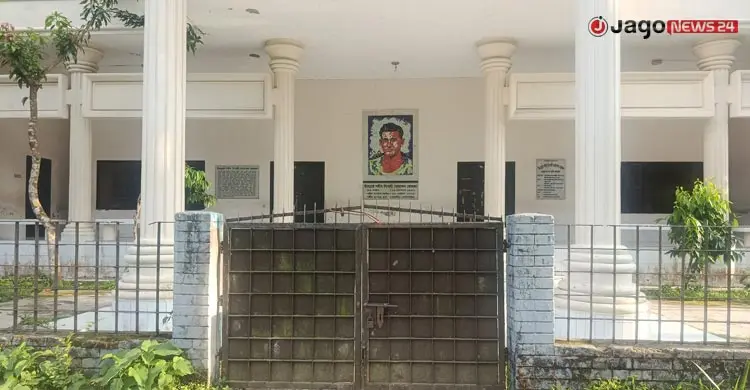 বেশিরভাগ সময় গেটে ঝোলে তালা, আসে না পাঠক