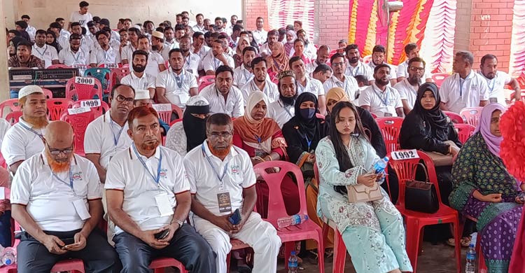 চুলে পাক ধরলেও স্কুলজীবনের বন্ধুদের চিনতে ভুল হয়নি কারও