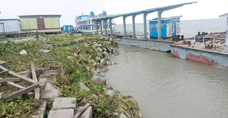 ভোলার মেঘনা নদীর তীর রক্ষা বাঁধে ধস, বন্ধ লঞ্চঘাট