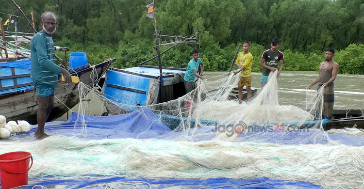 ভরা মৌসুমে সাগর মোহনায় ডাকাত আতঙ্ক, মাছ শিকারে লাগে বিশেষ টোকেন