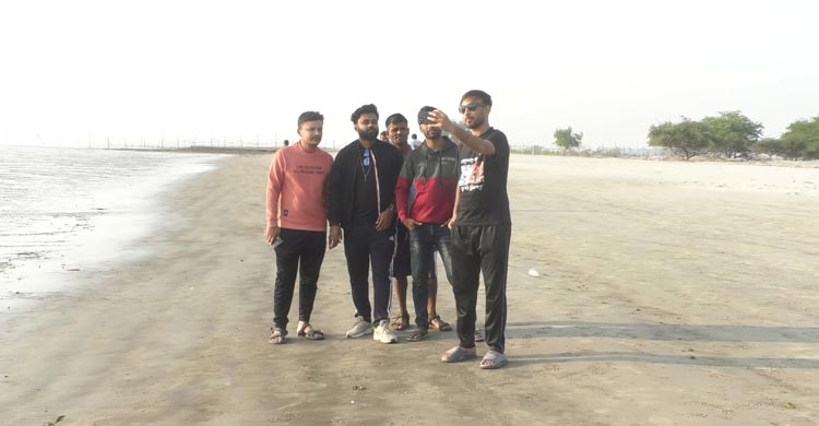 তারুয়া সমুদ্র সৈকতে বাড়ছে পর্যটকদের ভিড়