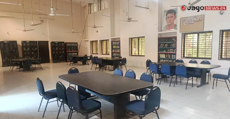বেশিরভাগ সময় গেটে ঝোলে তালা, আসে না পাঠক