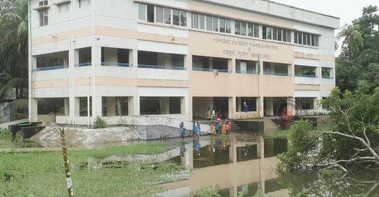 বিদ্যালয়ের চারপাশে পানি, ভেজা কাপড়ে ক্লাস