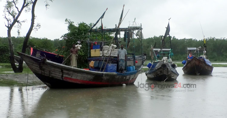 ভরা মৌসুমে সাগর মোহনায় ডাকাত আতঙ্ক, মাছ শিকারে লাগে বিশেষ টোকেন