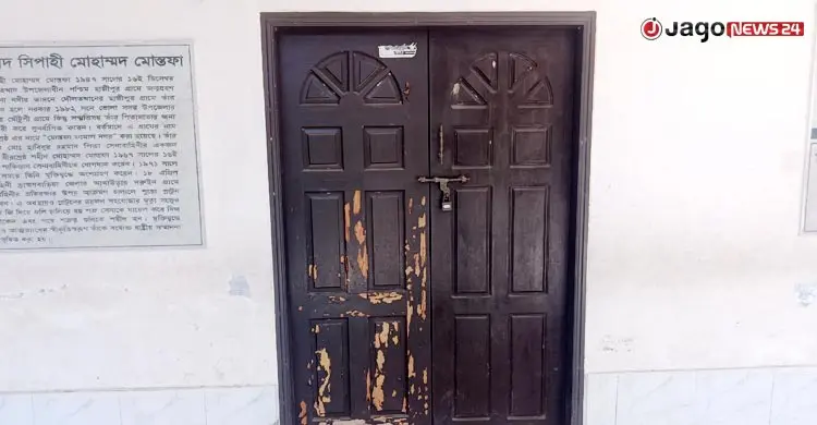 বেশিরভাগ সময় গেটে ঝোলে তালা, আসে না পাঠক