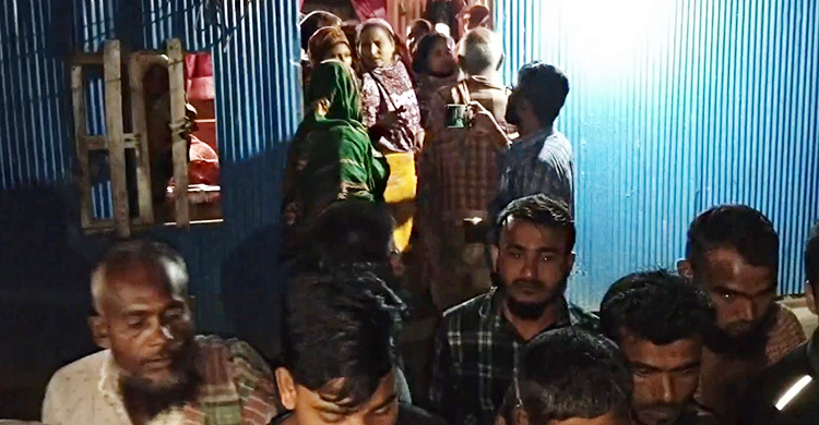 নৌকাডুবি: নদী সাঁতরে বাবার মরদেহ নিয়ে এলো দুই ছেলে