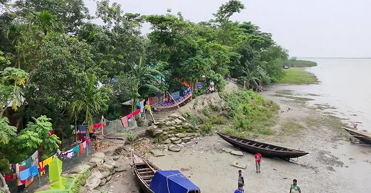 ভোলার লালমোহনে বেড়িবাঁধ ভেঙে প্লাবিত বসতঘর