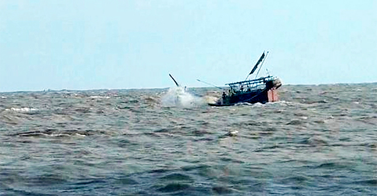 মেঘনায় ট্রলারডুবি, প্রাণে রক্ষা পেলেন ৩০ জেলে