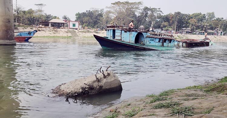 নৌযান চালকদের গলার কাঁটা পুরোনো সেতুর ডুবো পিলার