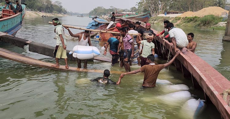 নৌযান চালকদের গলার কাঁটা পুরোনো সেতুর ডুবো পিলার