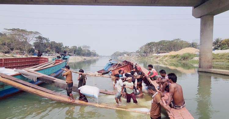 নৌযান চালকদের গলার কাঁটা পুরোনো সেতুর ডুবো পিলার