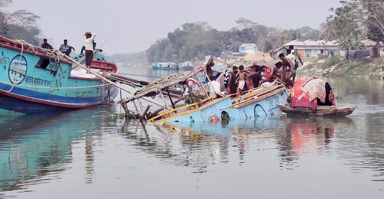নৌযান চালকদের গলার কাঁটা পুরোনো সেতুর ডুবো পিলার