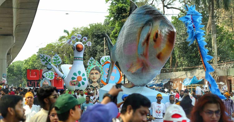 রং-বেরংয়ের পোশাক, ঢাক-ঢোল আর নানান বাদ্যযন্ত্রের তালে চলছে বাংলা নববর্ষের আনন্দ শোভাযাত্রা