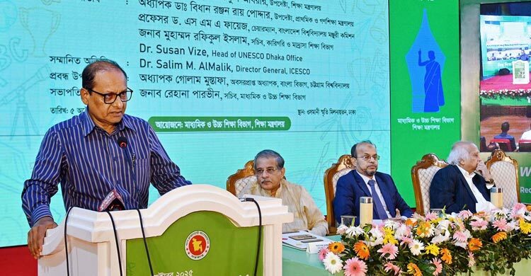 শিক্ষকের মর্যাদা দিতে হলে কথায় চিড়া ভিজবে না, বেতনও বাড়াতে হবে