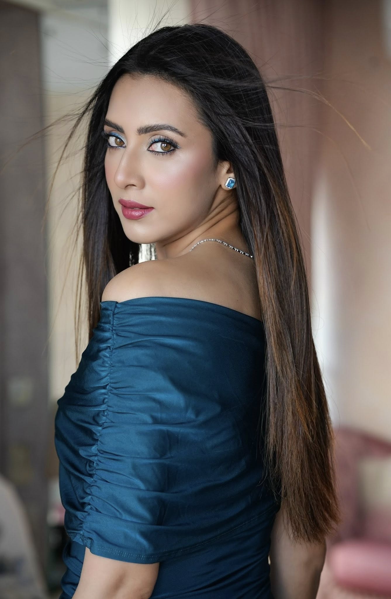 অফ-শোল্ডার গাউনে মুগ্ধতা ছড়ালেন মিম