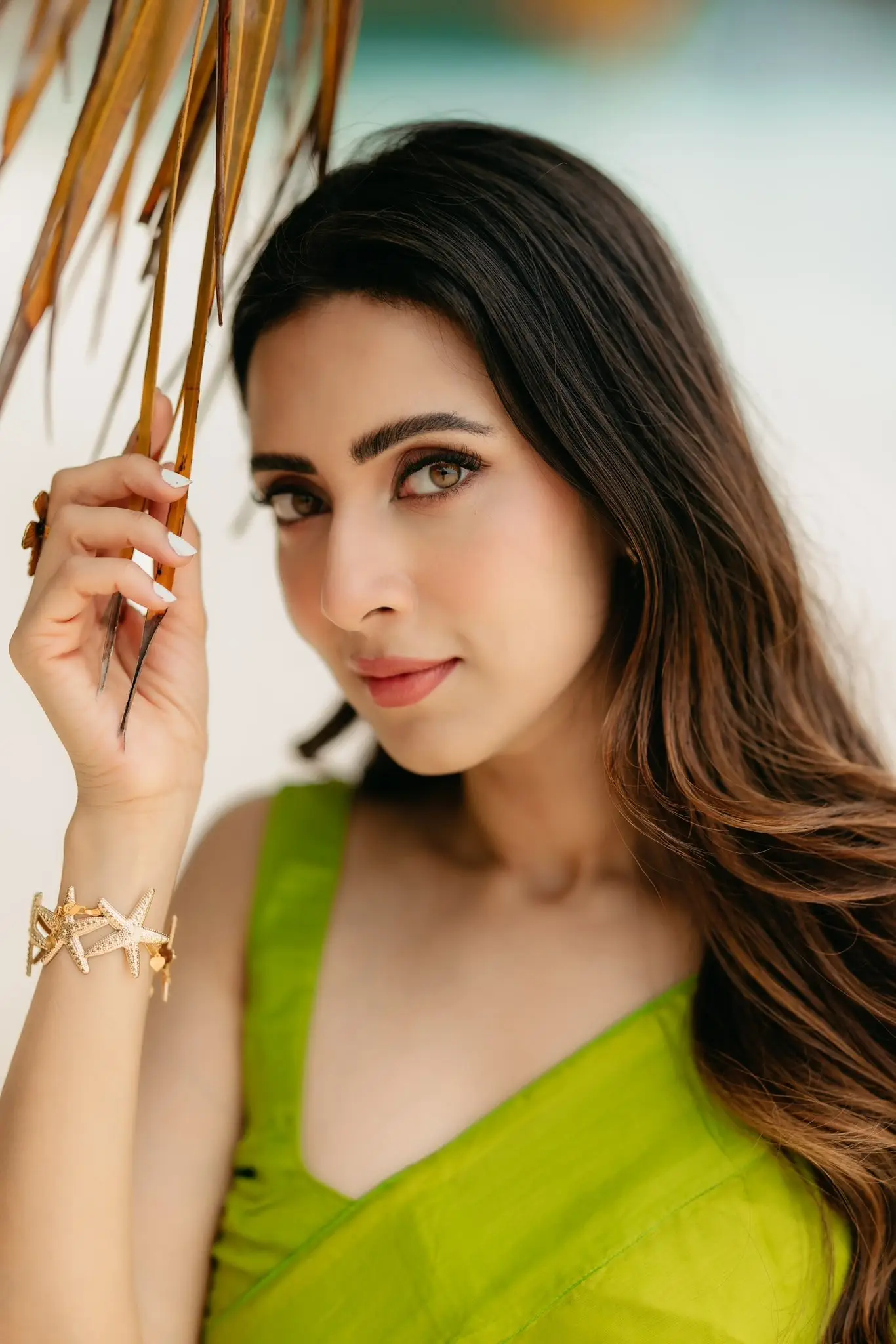 লাইম-গ্রিনে সমুদ্রপাড়ে আত্মবিশ্বাসী মীম