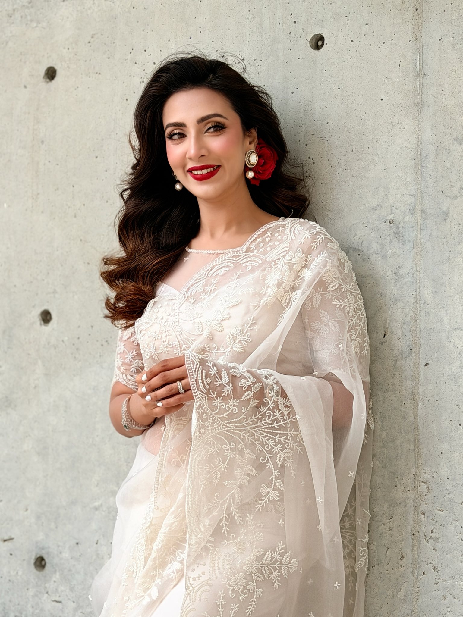 নরম আভায় ধরা দিলেন গ্ল্যামারাস মিম