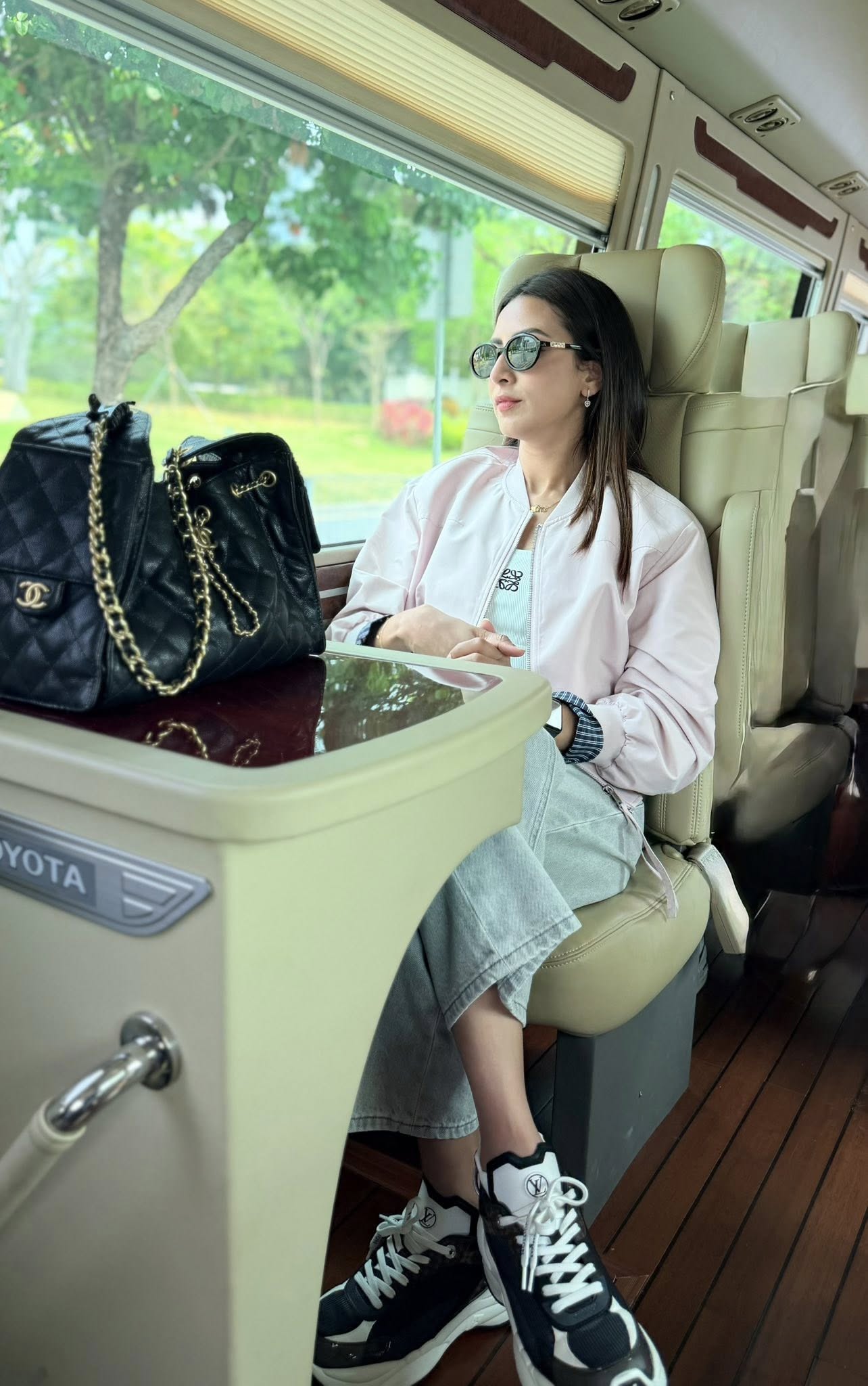 নতুন দেশে প্রাণবন্ত মিম