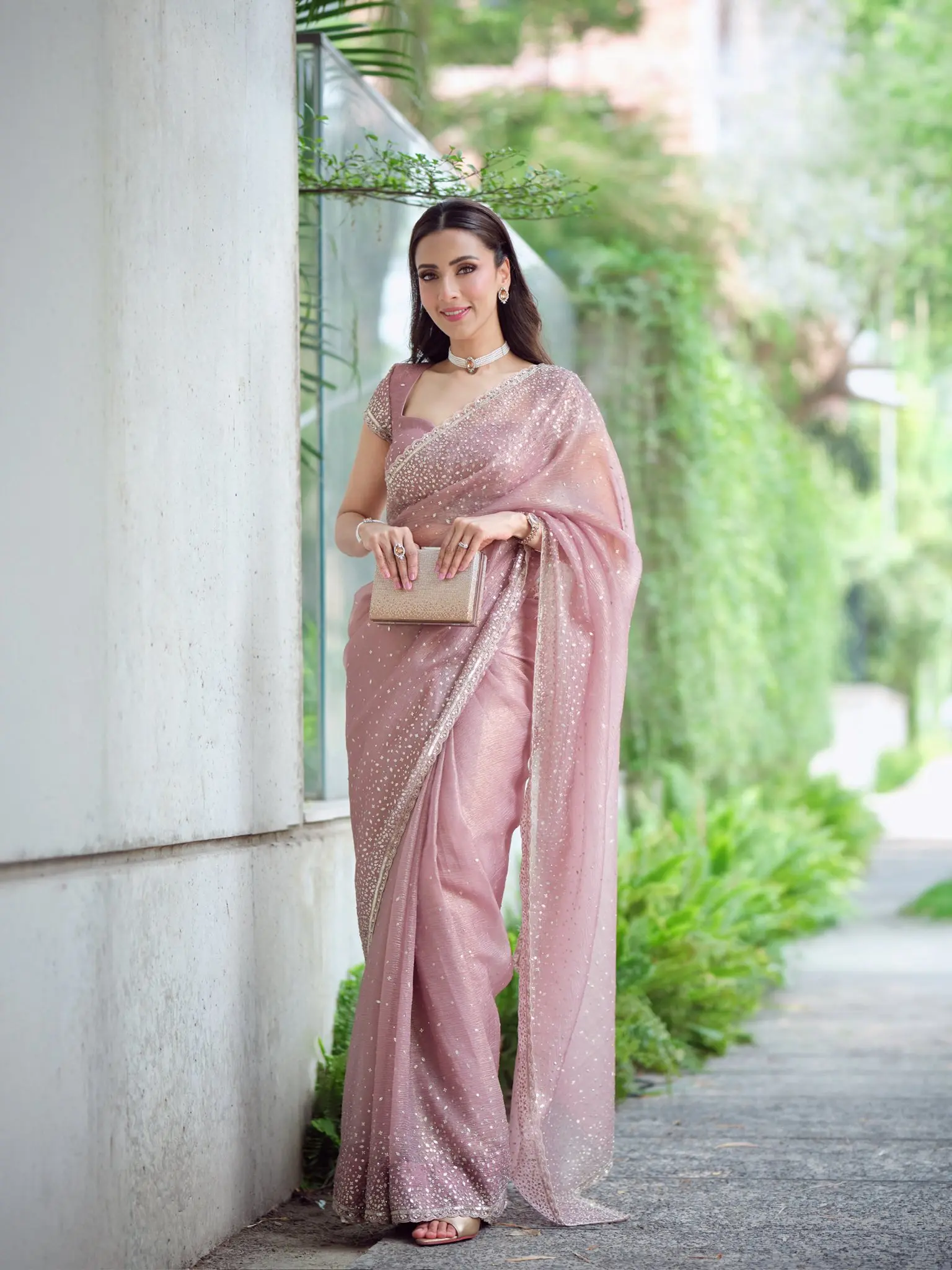 প্যাস্টেল এলিগ্যান্সে অপরূপ মিম