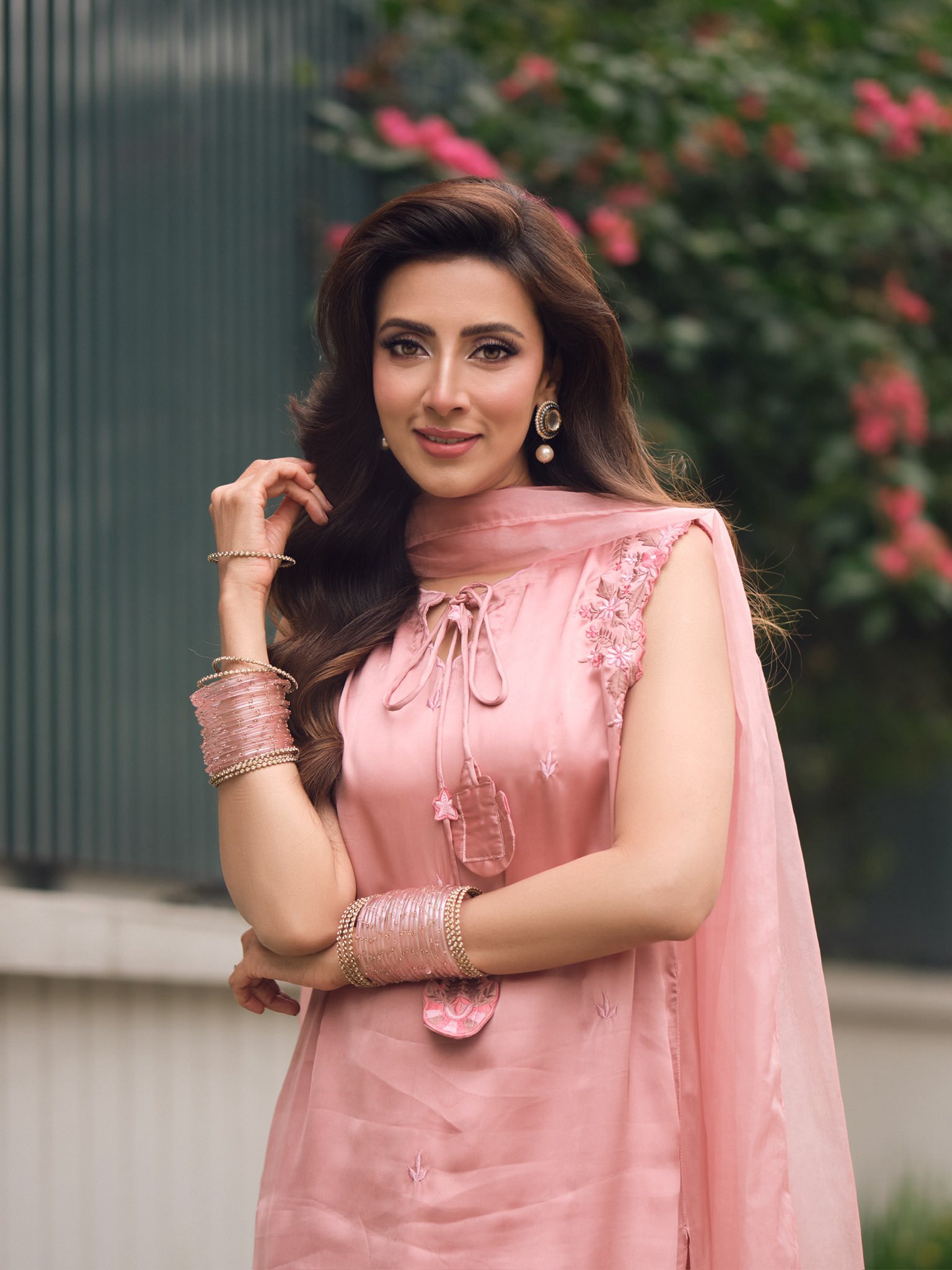প্যাস্টেল গোলাপি আভিজাত্যে মায়াবী মিম