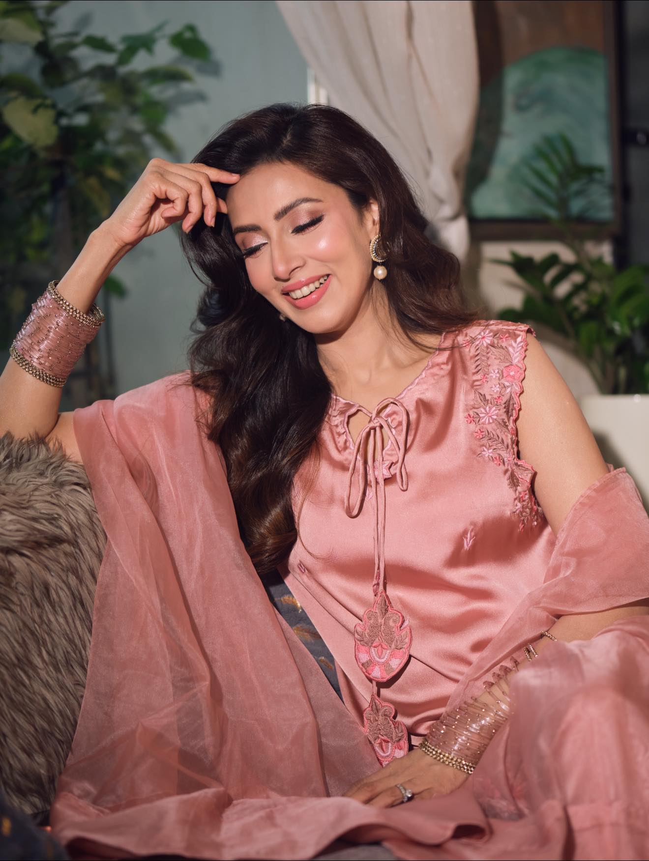 প্যাস্টেল গোলাপি আভিজাত্যে মায়াবী মিম