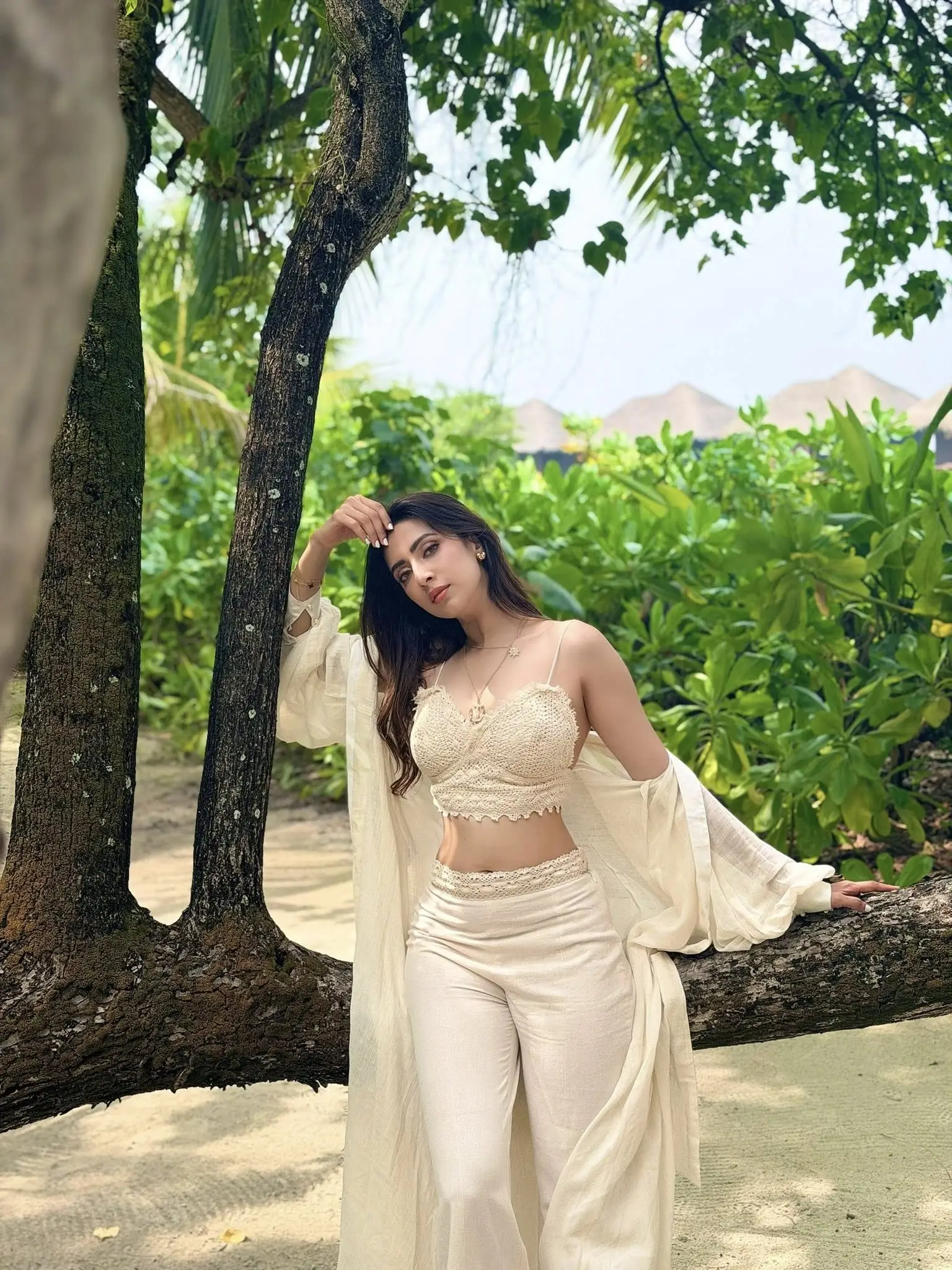 সফট ক্রিম শেডে মালদ্বীপে মিমের স্টাইলিস্ট লুক