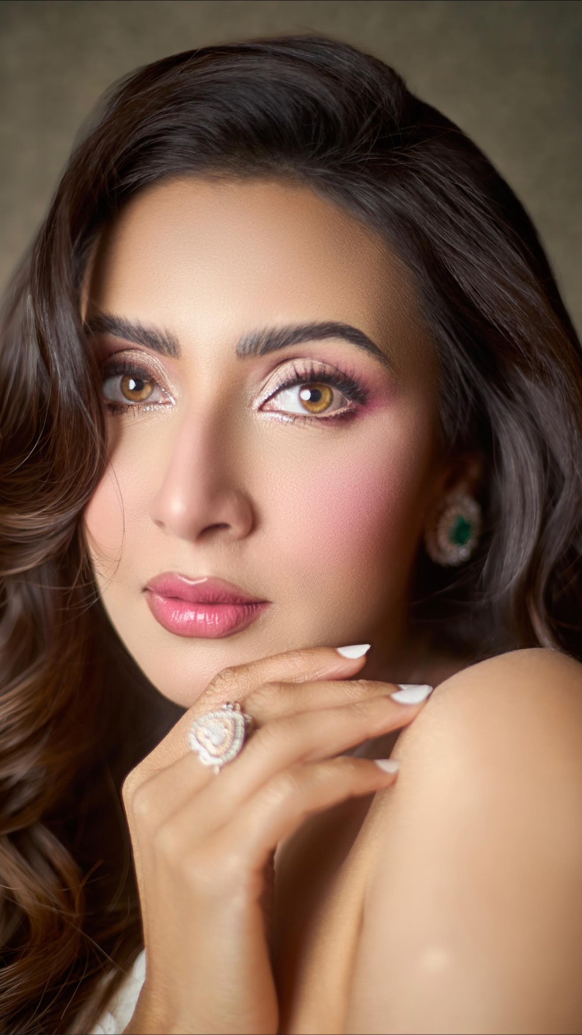 শুভ্র সৌন্দর্যে প্রেমের সপ্তাহে মিমের নীরব ঝলক